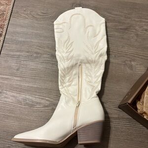 Elegant White Heeled Boots